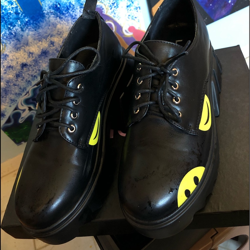 Chunky platform with smiley face